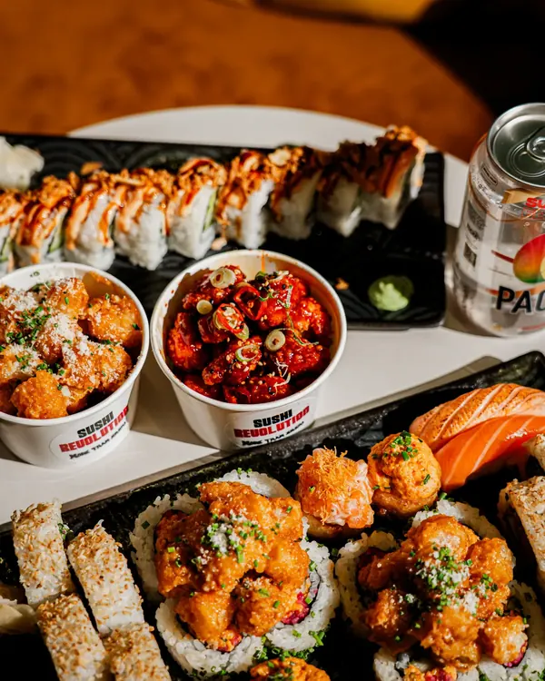 Bricka med rullar, nigiri och chicken bites från Täby Centrum