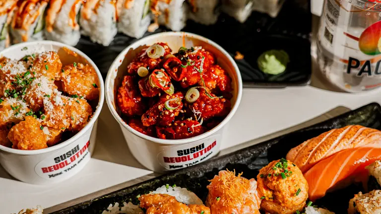 Bricka med rullar, nigiri och chicken bites från Sushi Revolution