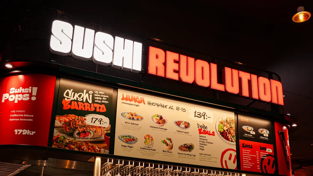 Sushi Revolutions lysande skylt över disken i Mall of Scandinavia