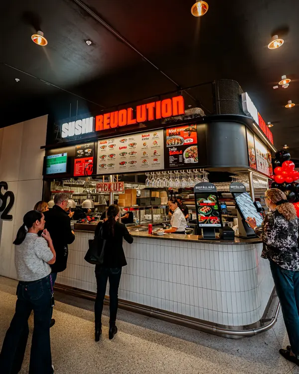 Gäster beställer vid disken på öppningsdagen i Mall of Scandinavia