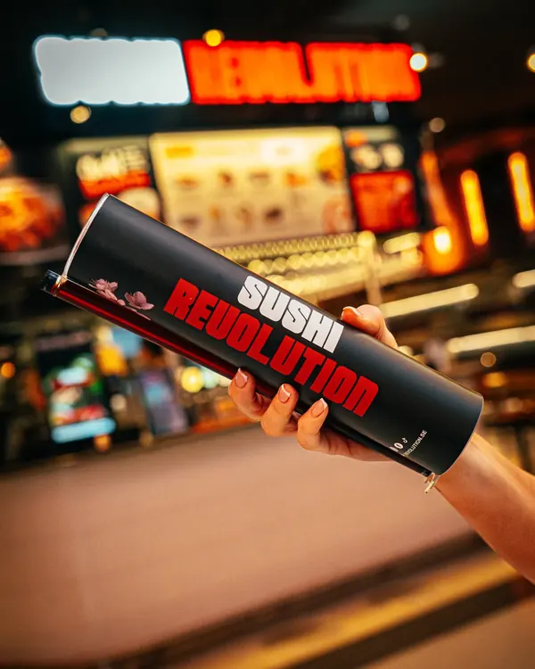 Sushi Push Pop hålls upp framför skylten i Mall of Scandinavia