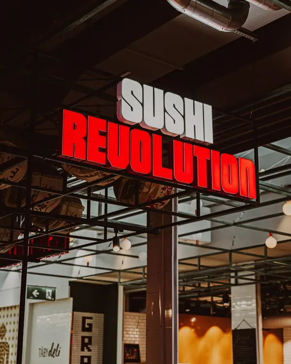 Entrén till Sushi Revolution i Täby Centrum, sedd från gången