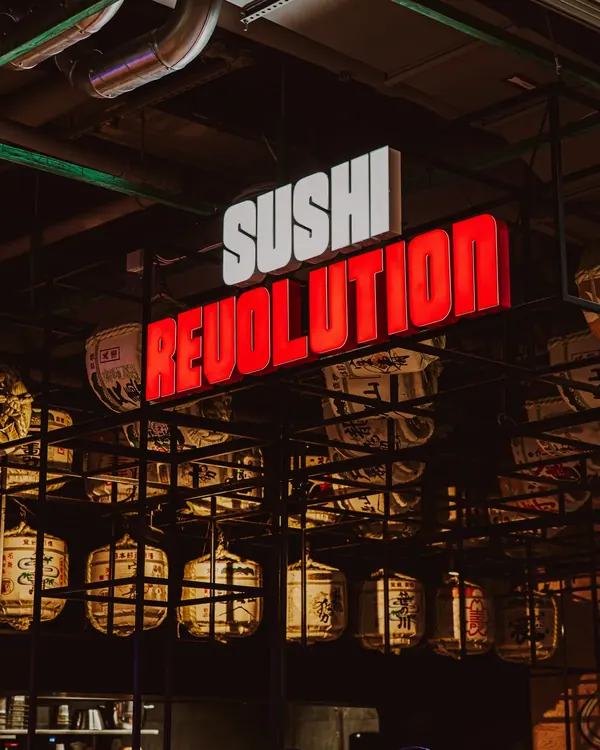 Sushi Revolutions neonskylt bland papperslyktorna i Täby Centrum