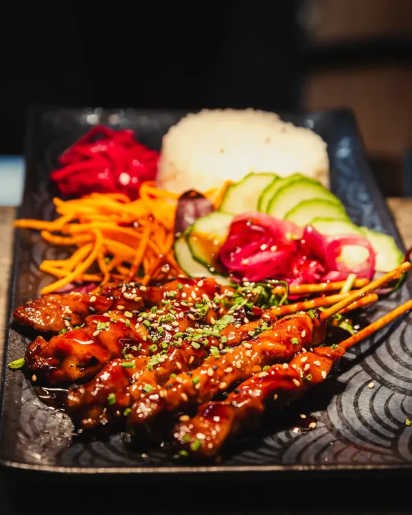 Yakitori-spett med sesam, ris och pickles